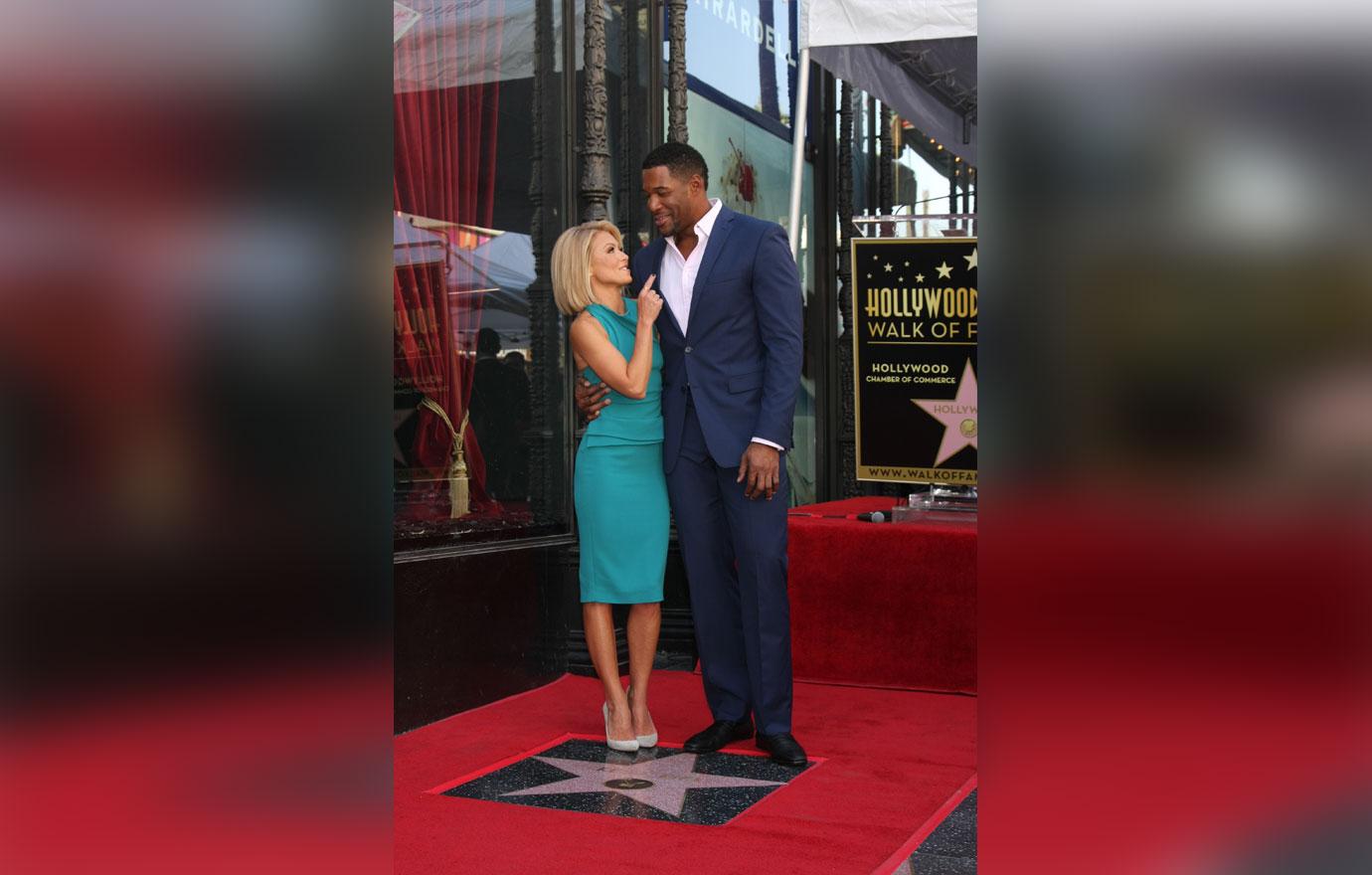 //michael strahan begging kelly ripa return live gma feud