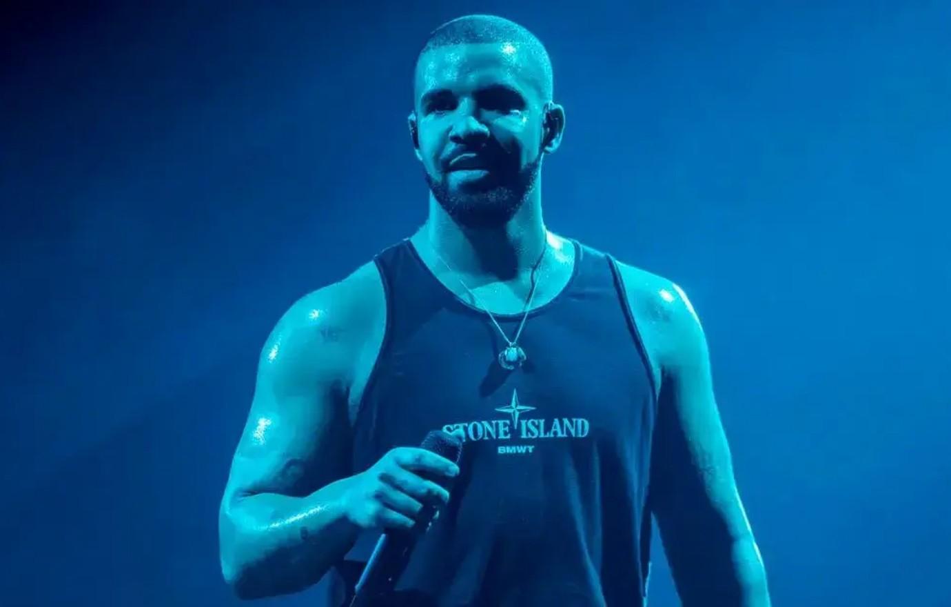 Drake slides into the DM's of his '36G cup' fan