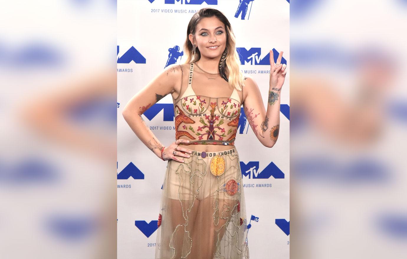 //Paris Jackson kisses caroline damore vmas