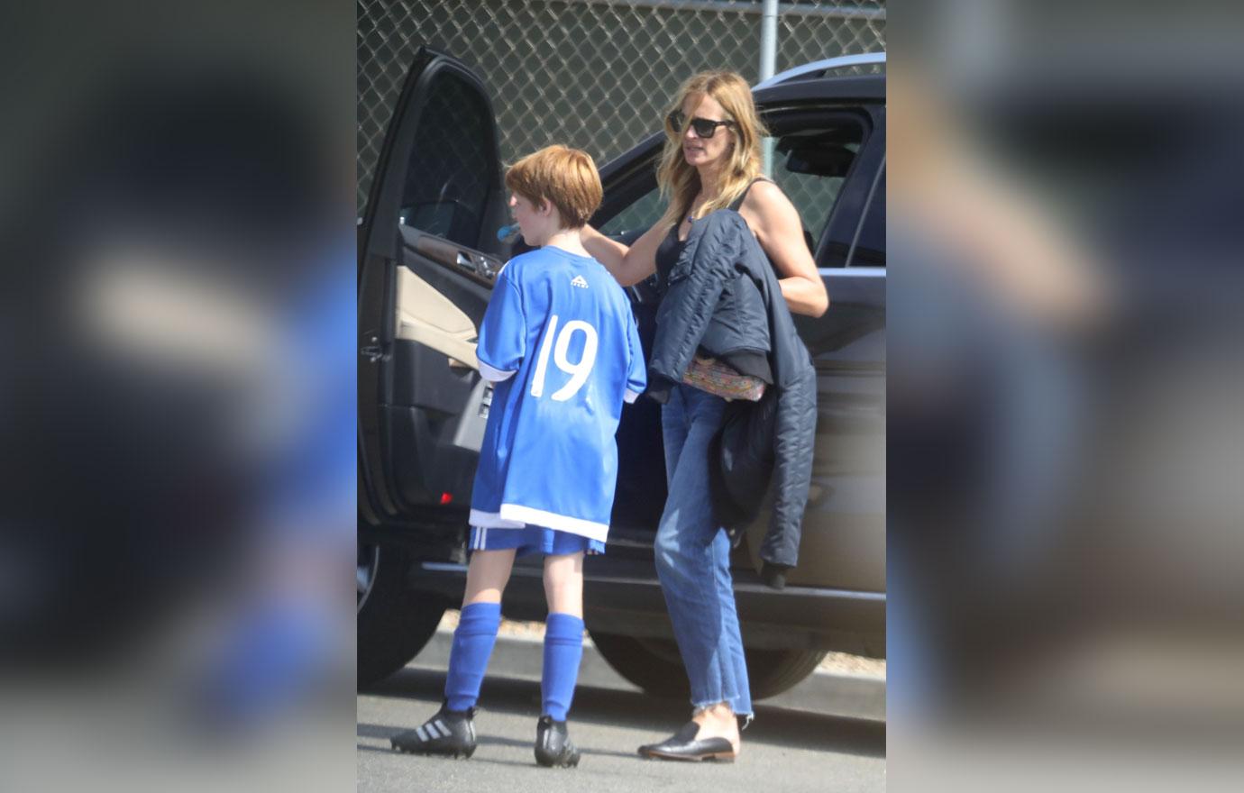 //julia roberts soccer mom during divorce drama danny moder