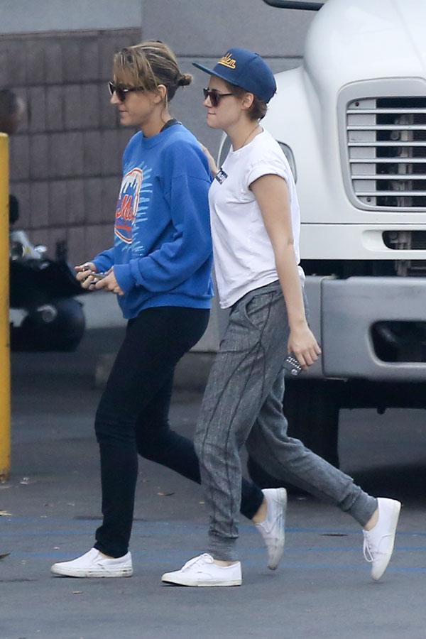 //kristen stewart puts arm around girlfriend