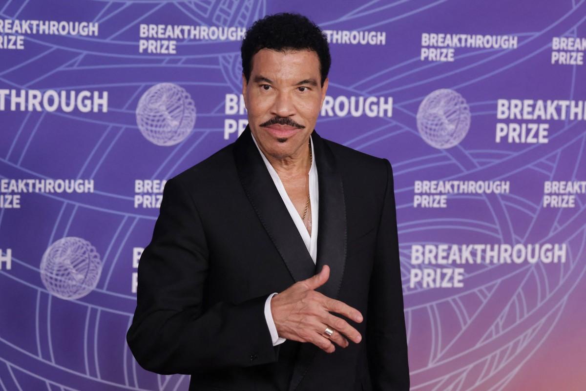 Lionel Richie was rushed to an ICU after struggling to finish 'Dancing on the Ceiling' during a St. Louis concert.
