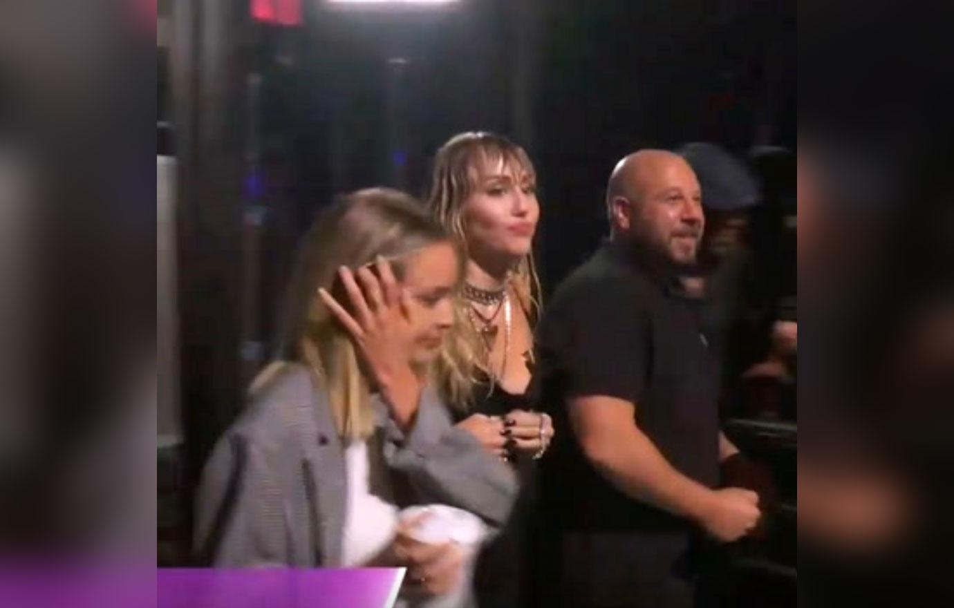 Miley & Katilynn Arms Around Each Other Backstage MTV VMAs