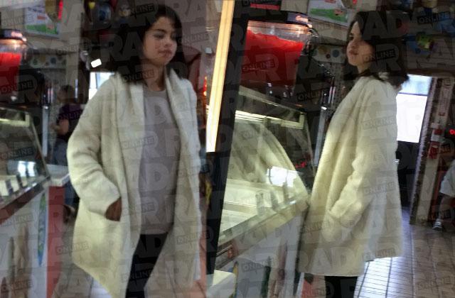 Selena Gomez Rehab First Spotted Arcade Group Outing Pics