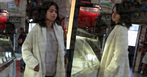 Selena Gomez Rehab First Spotted Arcade Group Outing Pics