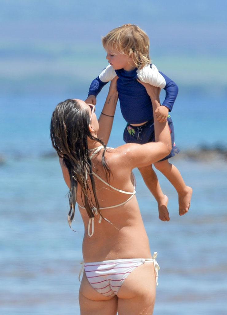 //olivia wilde pregnant bikini baby bump maui