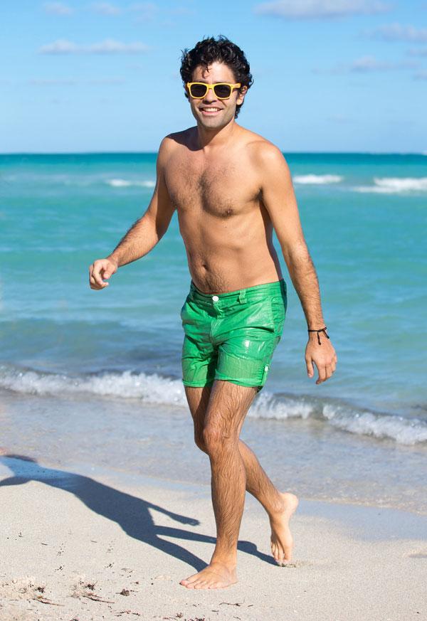 //Entourage star Adrian Grenier hits the beach in Miami