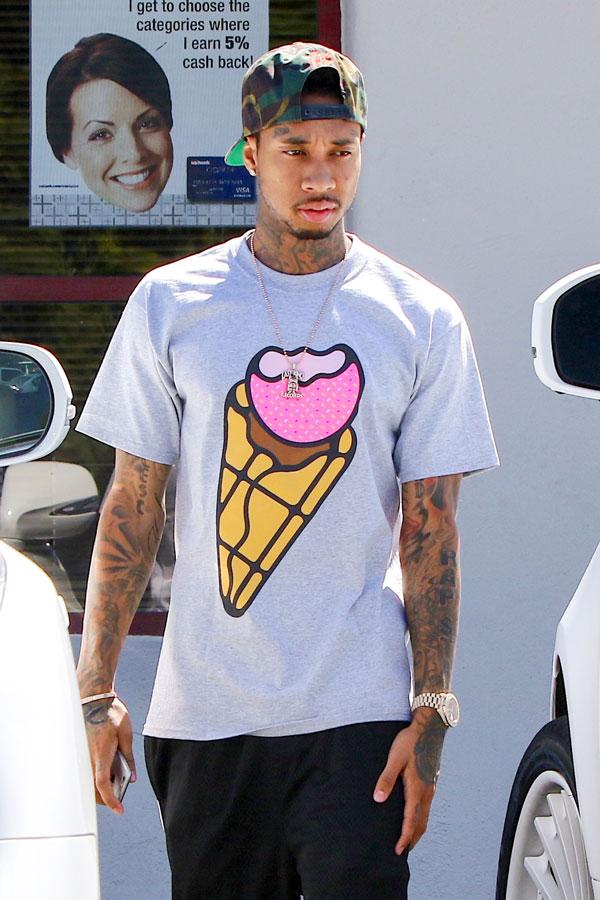 //kylie jenner tyga phone dinner photos