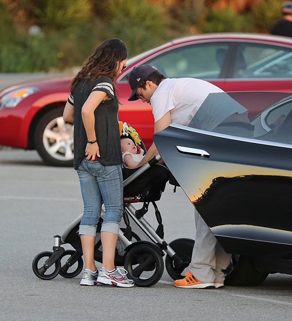 //mila kunis ashton kutcher baby wyatt beach​