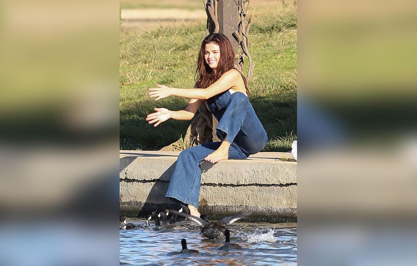 Selena Gomez Walking Around Lake Balboa with Justin June 302012 – Star Style
