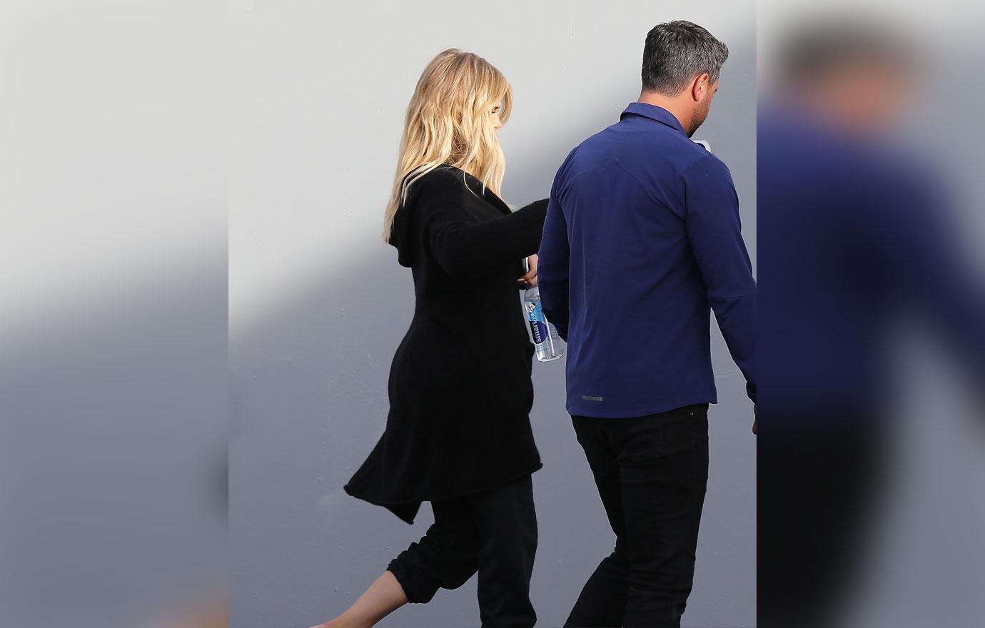 //Khloe Kardashian Hides Baby Bump Coat