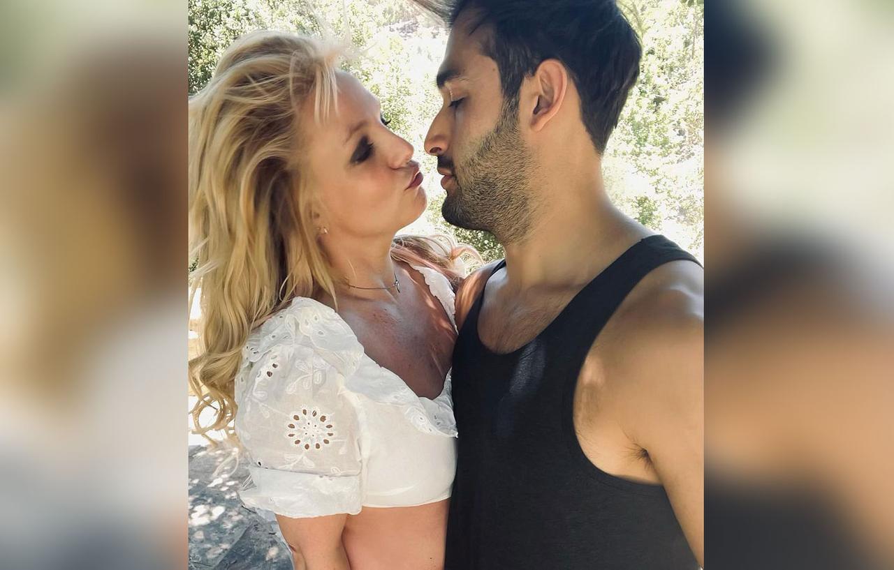 Britney Spears Wears EngagementLike Ring On That Finger