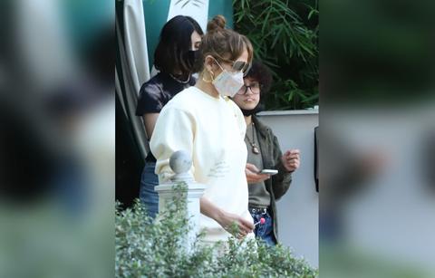 jennifer lopez ditches ben affleck lunch with daughter emma howard stern jennifer garner