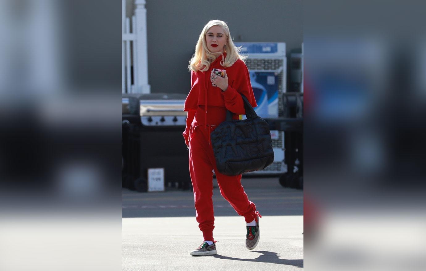 Gwen Stefani Dresses In Red For Holidays Pregnancy Rumors