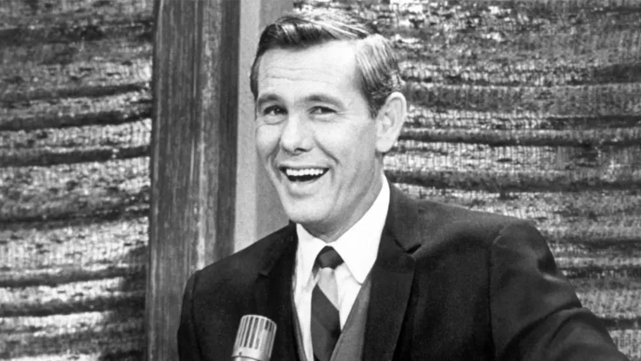 Johnny Carson caught the attention of Joseph Gallo after hitting on his girlfriend, a book claims.