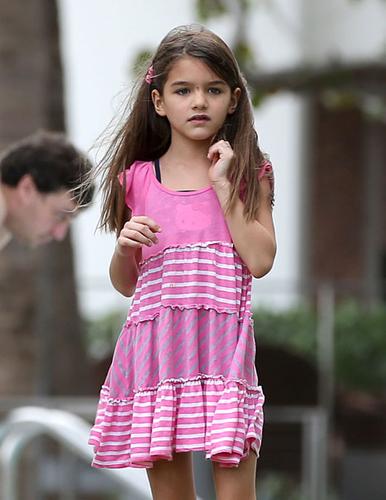 Fun In The Sun! Katie Holmes & Suri Cruise Play At The Pool