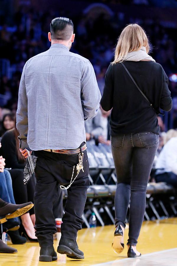 //cameron diaz benji madden kissing lakers game