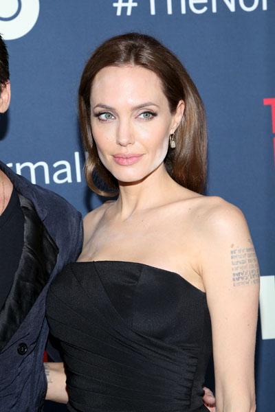 Makeup Malfunction Angelina Jolies Face Slathered In Powder On The 2410