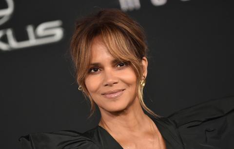 halle berry refuses to get out of car to see fans moonfall movie premiere