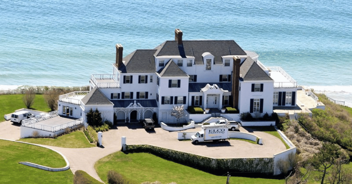 taylor swift and travis kelce looking at kansas city real estate together