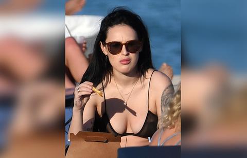 Rumer Willis Chows Down In Skimpy Black Bikini!