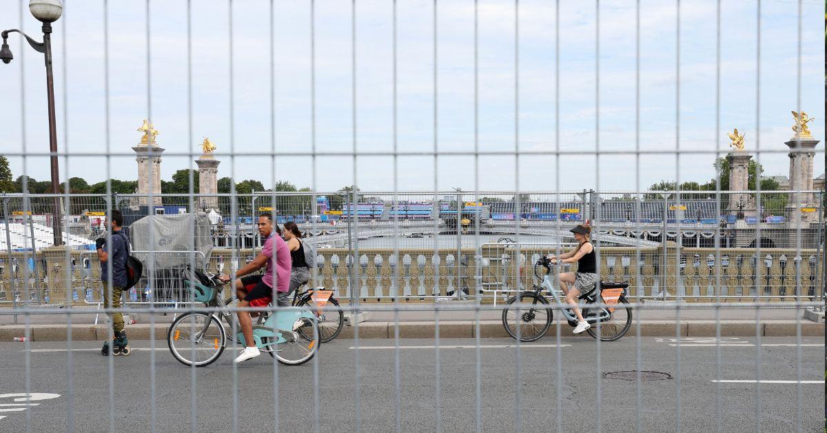 Image of barriers in Paris