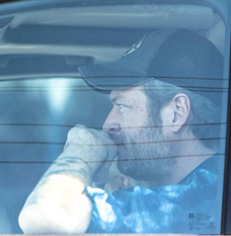 Gwen Stefani & Blake Shelton Photos: Couple Leaves For Pre-Holiday Getaway