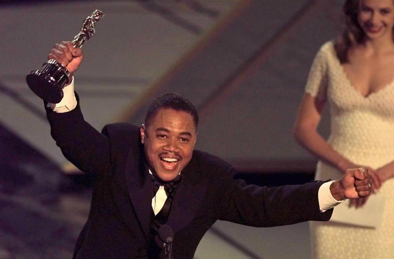 cuba gooding jr holds up oscar after win