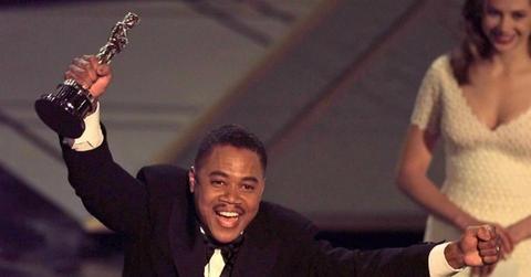 cuba gooding jr holds up oscar after win
