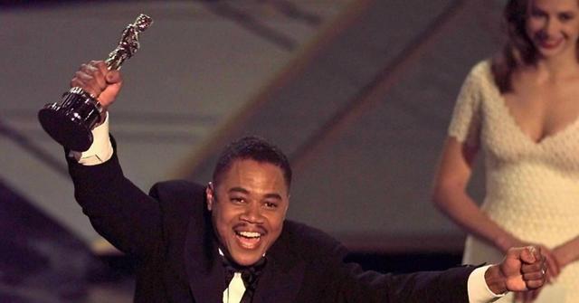 cuba gooding jr holds up oscar after win