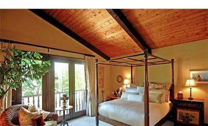 //goldie hawn kurt russell selling malibu x