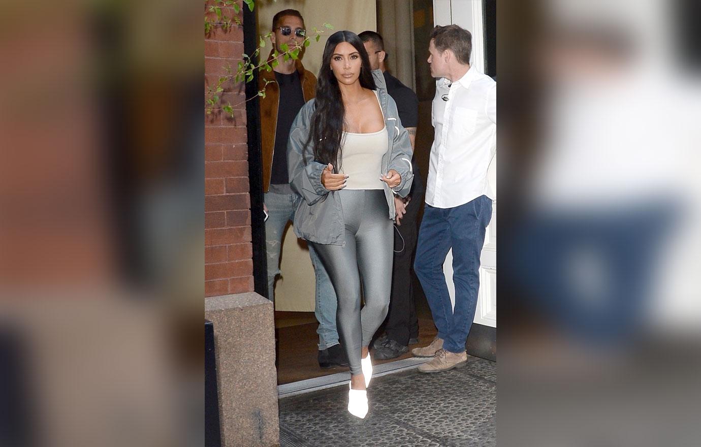 //Kim Kardashian Leggings Curves Boobs