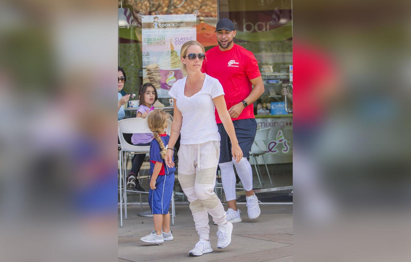 //Kendra Wilkinson Hank Baskett Still Living Together Divorce Starbucks