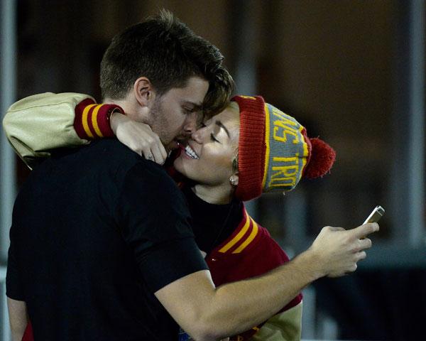 //Miley Cyrus kisses Patrick Schwarzenegger