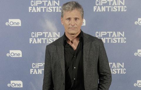 Alt: Viggo Mortensen looked nice in a grey and black suit at the premiere of Captain Fantastic {full frontal nudity}.