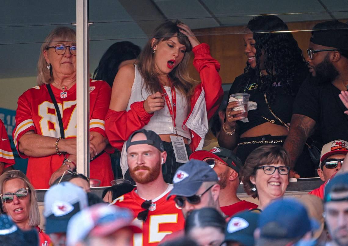 Taylor Swift is at the Chiefs game with Mama Kelce. : r/TaylorSwift