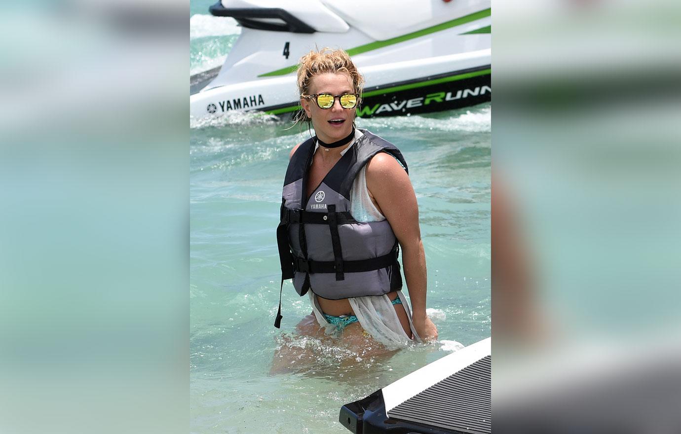 Britney Spears Jets Around As Legal Battle Against KFed Drags On