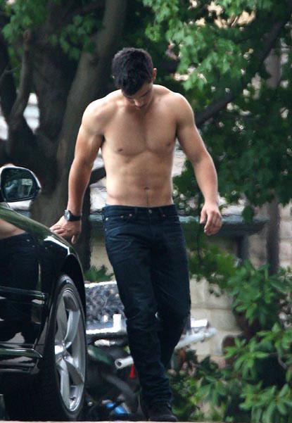 PHOTOS: Taylor Lautner Loses His Shirt - Again!