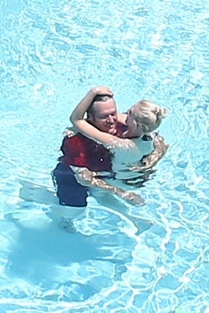 Birthday Pda Gwen And Blake Caught Kissing In The Pool For Sheltons Big 4 0 