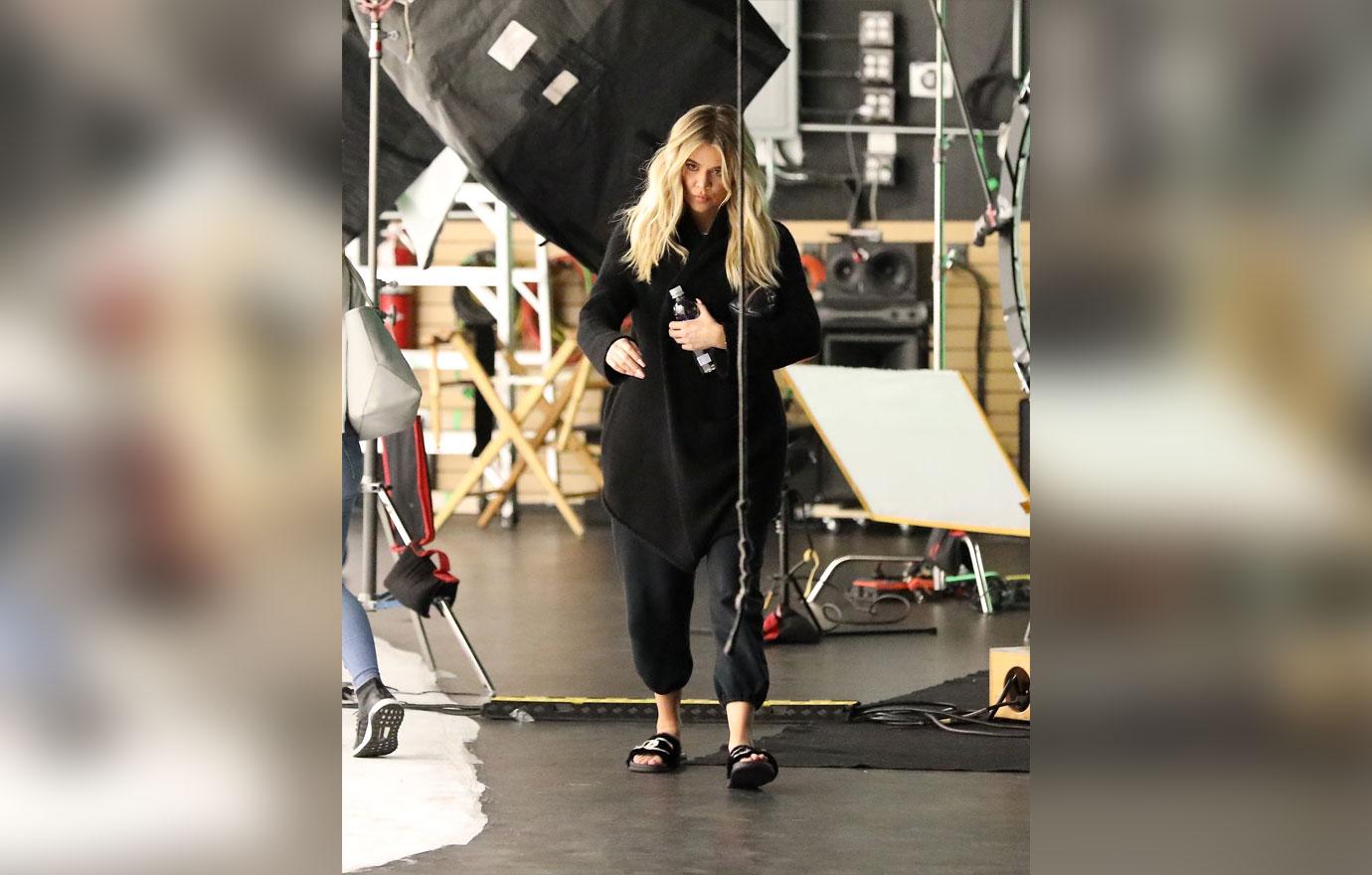 //Khloe Kardashian Hides Baby Bump Coat