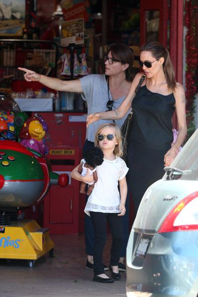 //angelina jolie kids shopping lunch sydney