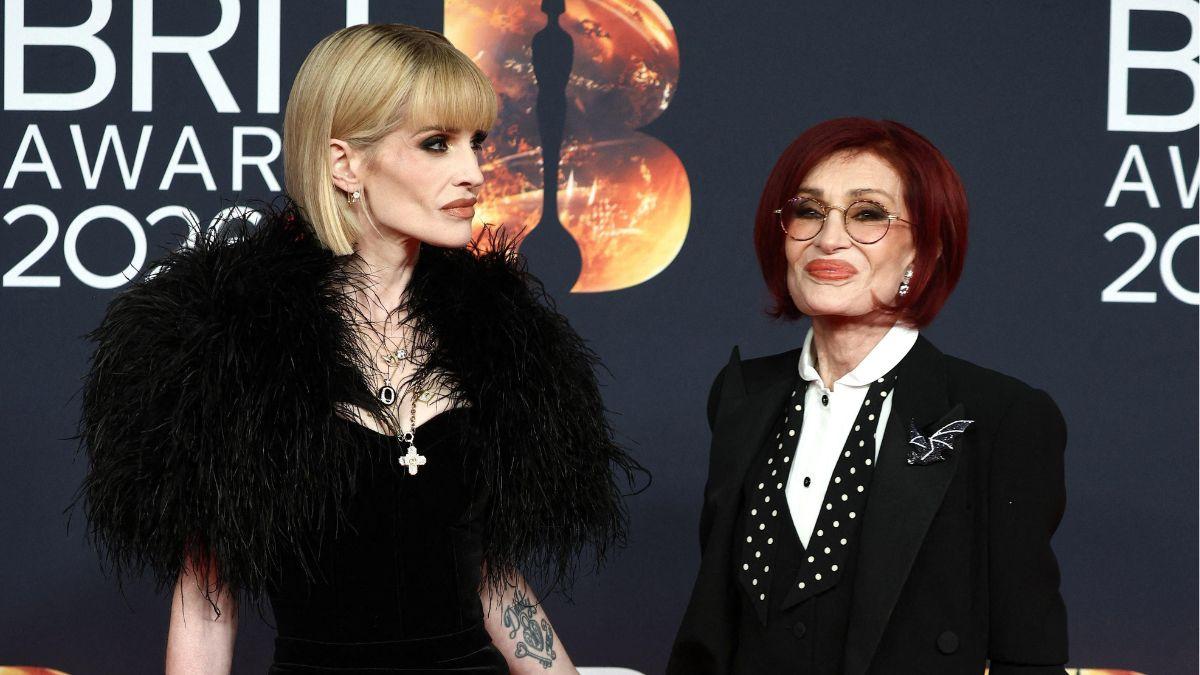 Photo of Kelly and Sharon Osbourne