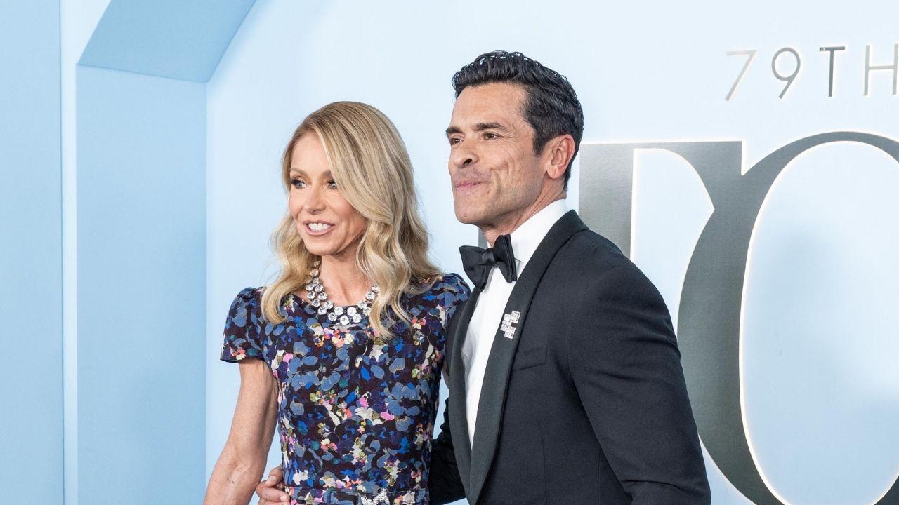 Photo of Kelly Ripa and Mark Consuelos 