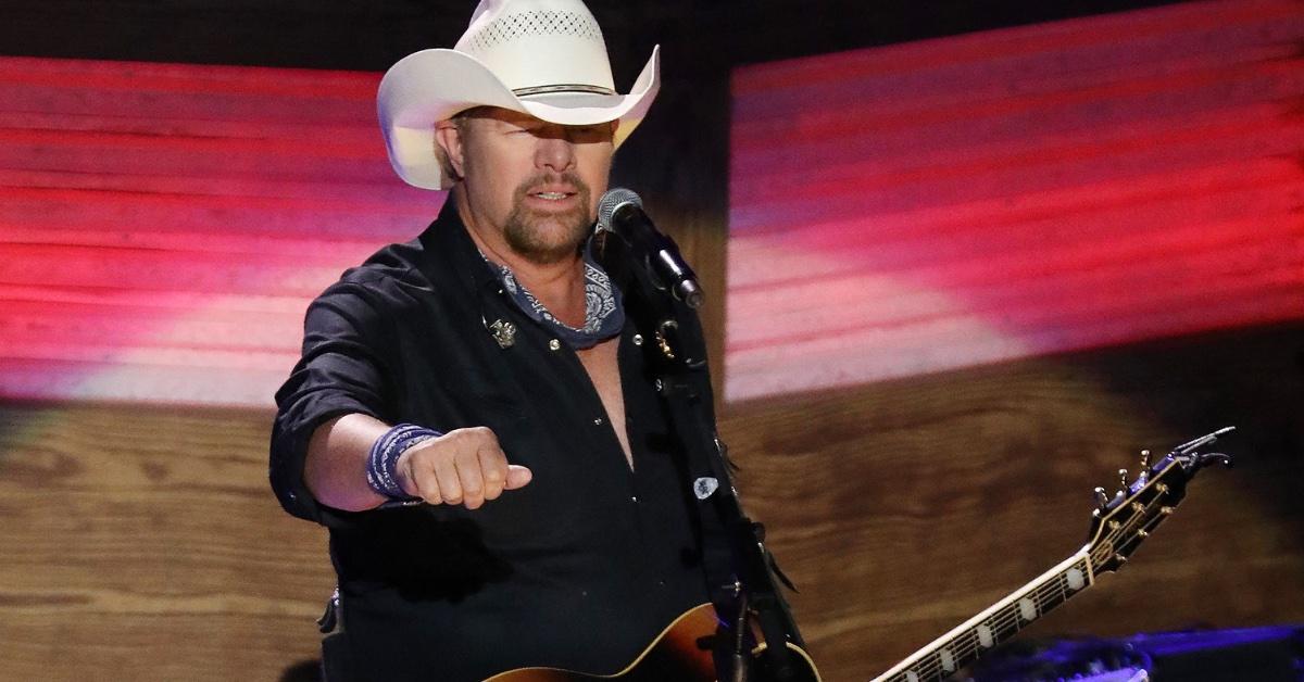 Toby Keith Makes Surprise Onstage Comeback After Cancer Treatment