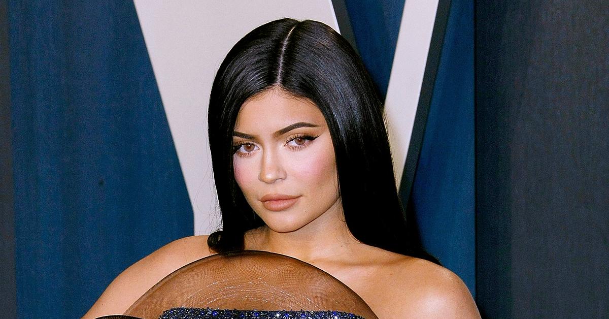 kylie jenner pregnant baby  travis scott early stages flat abs photo