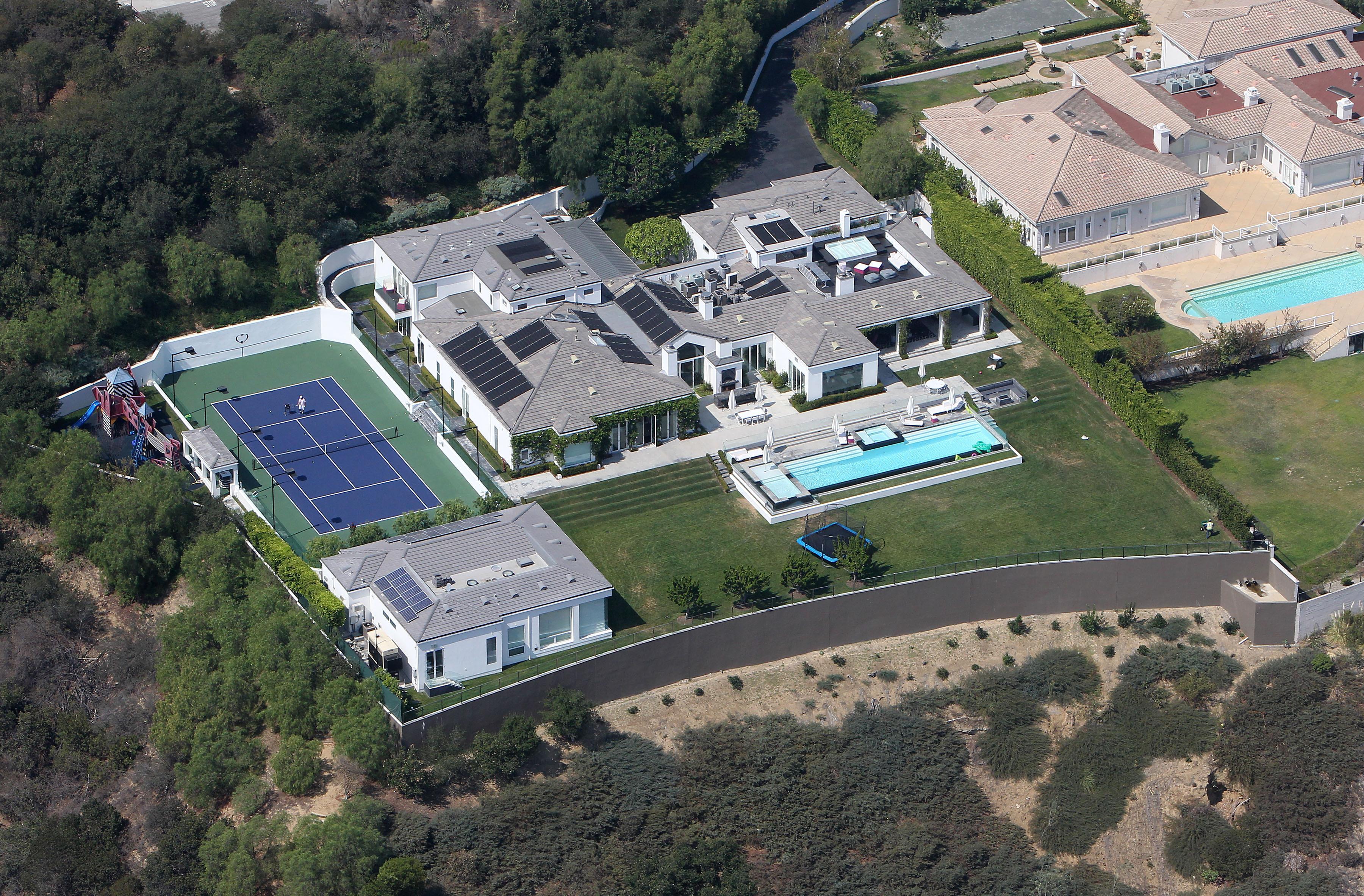 Guess Who Celebrity Mansion