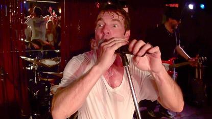 //dennis_quaid_performs__