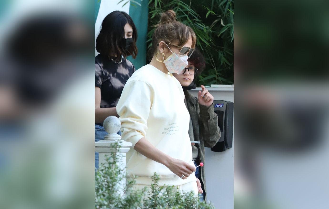 jennifer lopez ditches ben affleck lunch with daughter emma howard stern jennifer garner