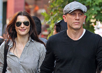 //daniel craig rachel weisz fan encounter splash