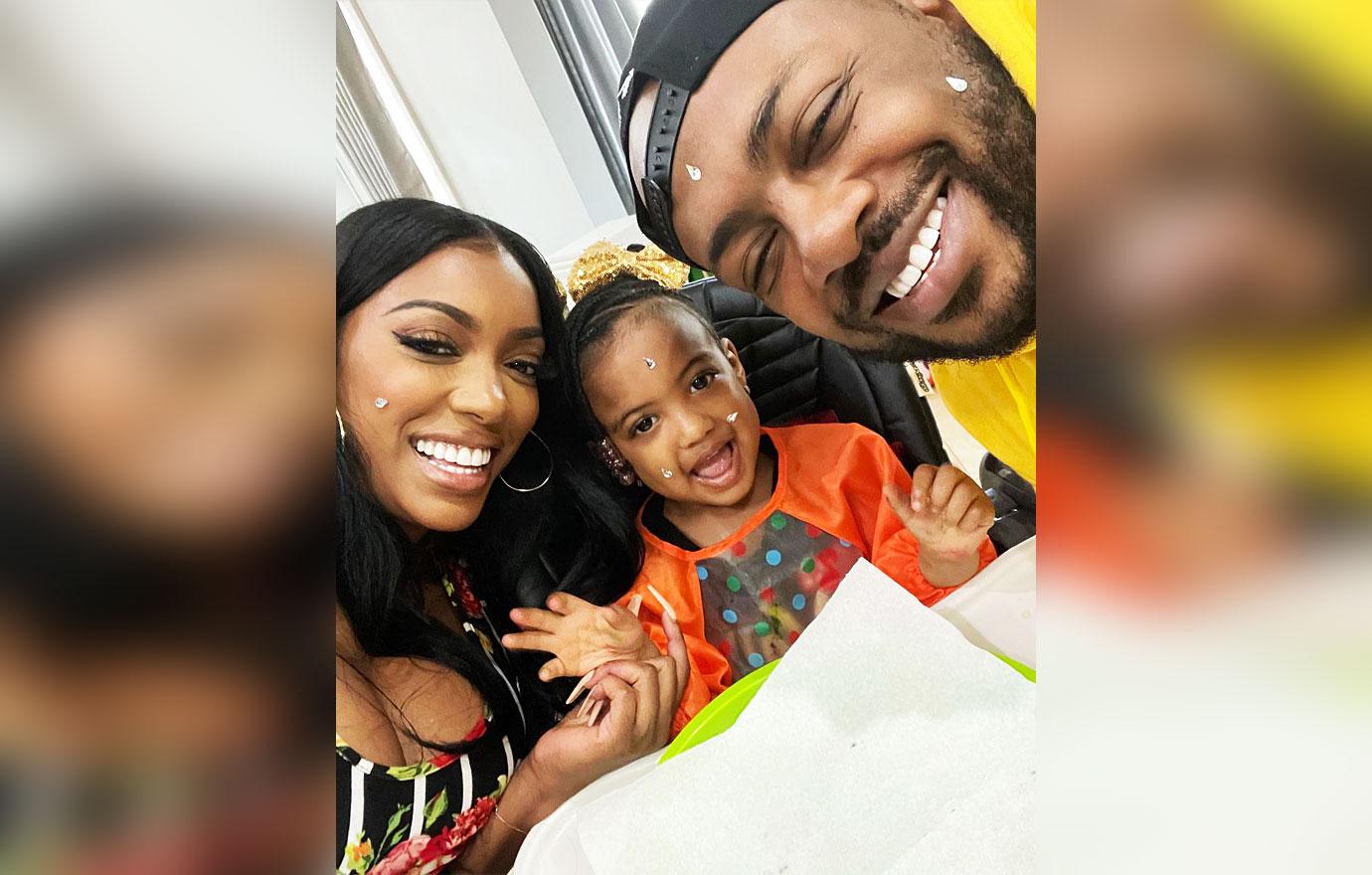 RHOA's Porsha Williams Wears Diamond Ring While Cozying Up To Falynn's(01)